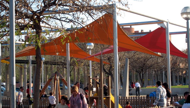 Parc infantil de Cornell� amb tendals per fer ombra (24 Abril 2010)